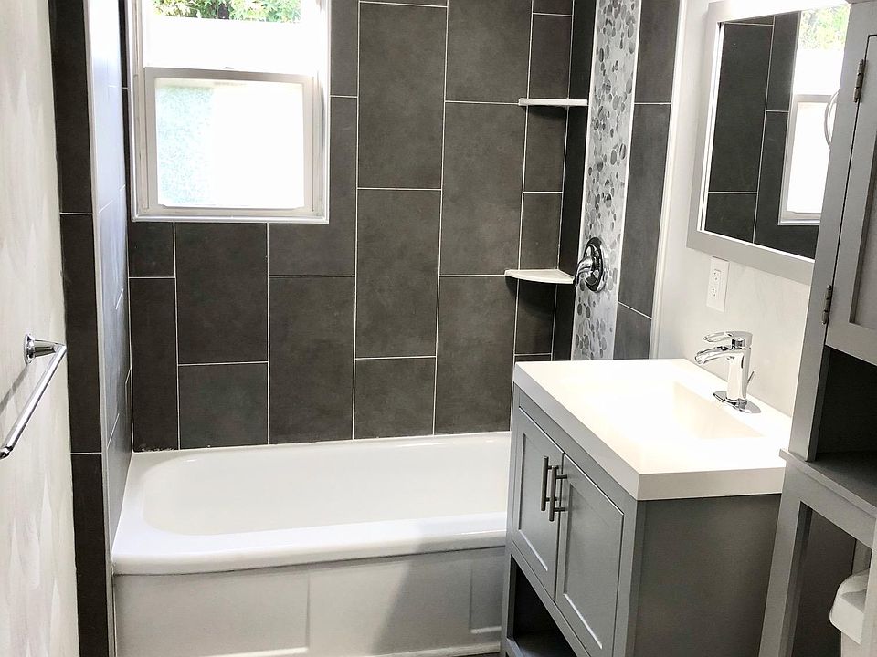 Bathroom with Tile shower