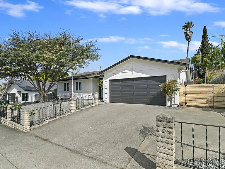 416 Gail Dr — Photo 3