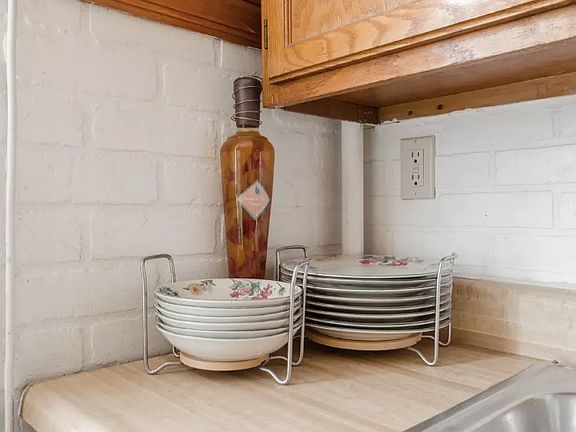 5th image of 2451 Maplewood Ave APT F2
