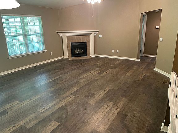 4th image of 32 Headley Dr