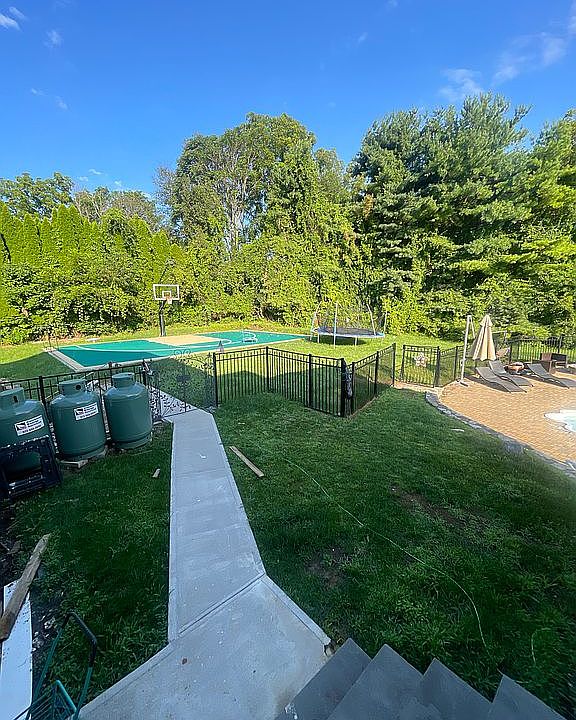 2nd image of 8 W Gate Dr