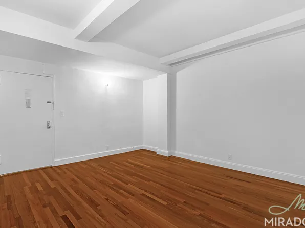 132 East 45th Street image 4 of 11