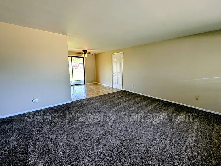1419 Aberdeen Ln — Photo 2