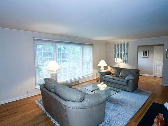 3rd image of 3091 Swansea Cres W