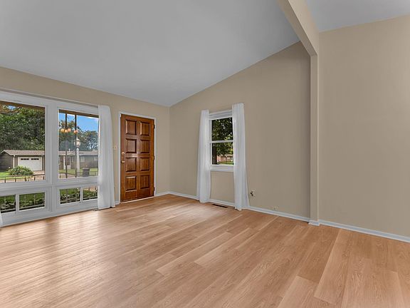 5th image of 915 SW 31st Ter