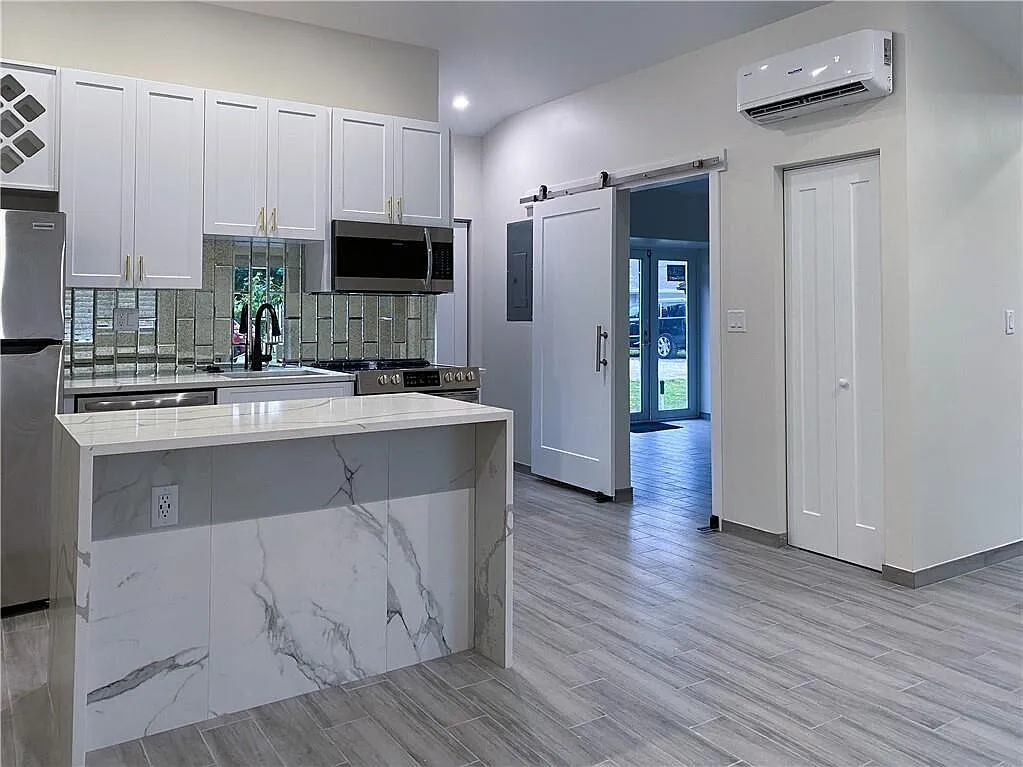 1 bed, 1.0 bath, 640 sqft, $1,995 — Photo 2