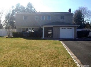 18 Poppy Ln, Commack, NY 11725