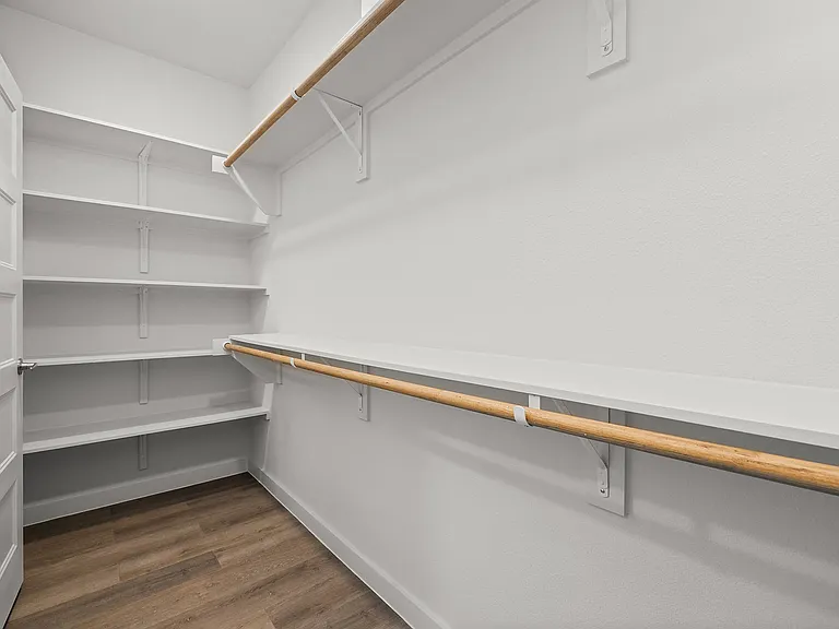 B1 Walk-in Closet B1 Walk-in Closet