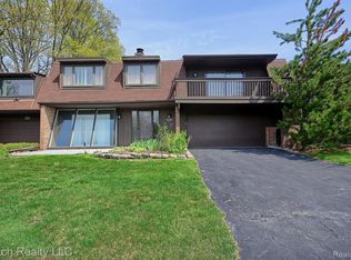 2136 Rhine Rd, West Bloomfield, MI 48323