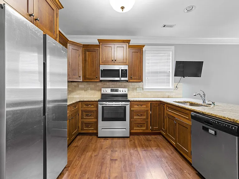 175 Colonial Ct — Photo 8
