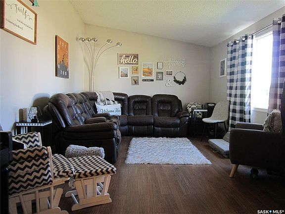 5th image of 120 Saskatchewan Cres