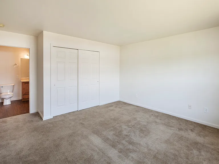 Columbia Apartments — Photo 16