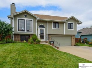 704 Eagle View Dr, Papillion, NE 68133