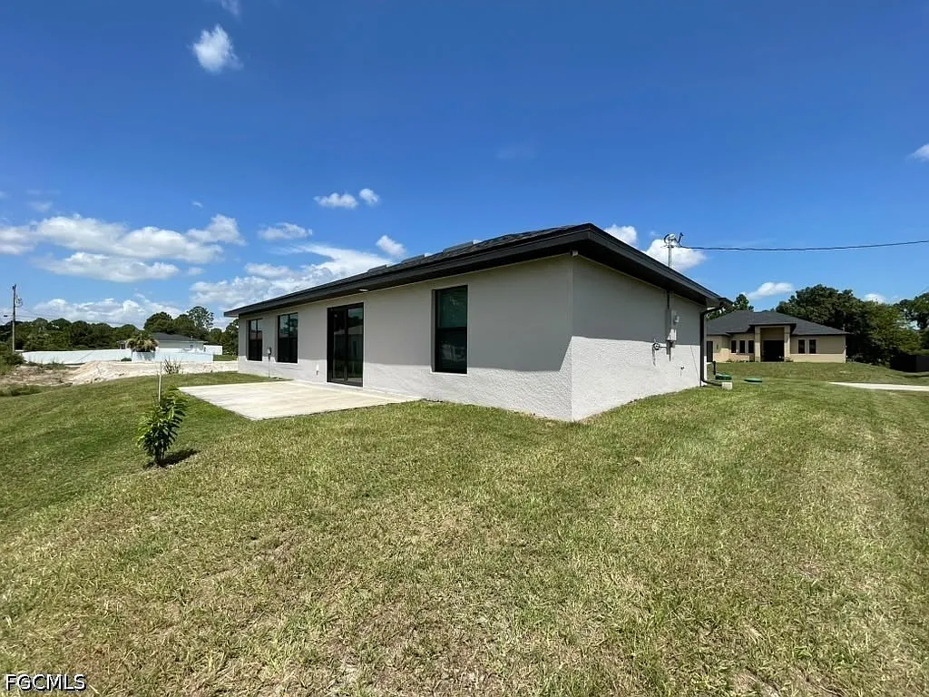 3 bed, 2.0 bath, 1187 sqft, $1,800 — Photo 2