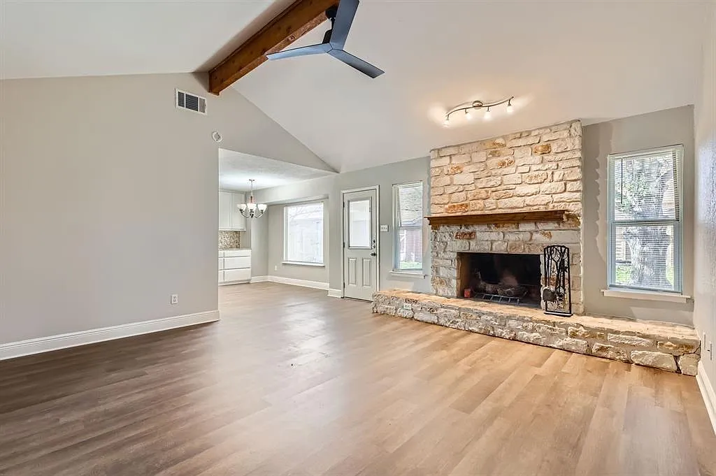 3 bed, 2.0 bath, 1286 sqft, $1,900 — Photo 1