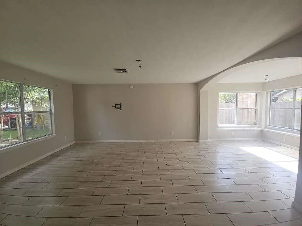 3 bed, 1.0 bath, 972 sqft, $2,099 — Photo 2