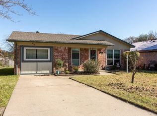 612 Hallvale Dr, White Settlement, TX 76108