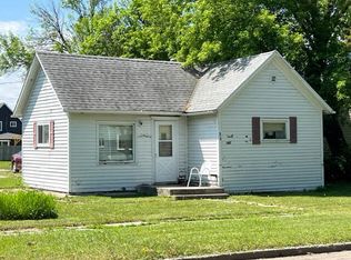 212 10th St NW, Devils Lake, ND 58301