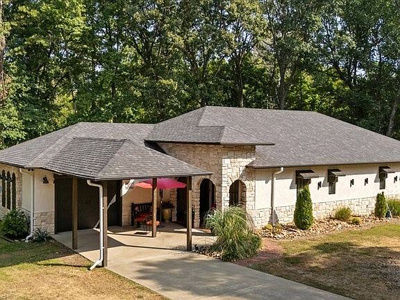 3rd image of 305 Darlene Dr