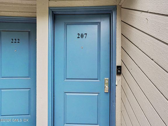 4th image of 1465 E Putnam Ave APT 207