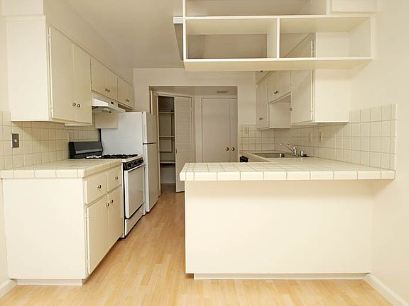 4th image of 120 E Creek Dr APT 3A