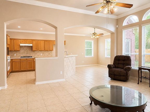 5th image of 519 Oleander St