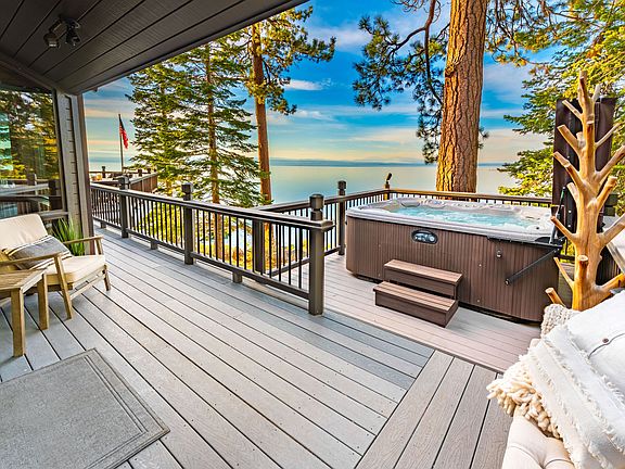 There''s a full size BBQ & large outdoor dining table w/ umbrellas on main deck