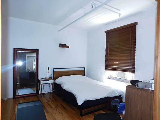 Rented by Voro, LLC | media 18