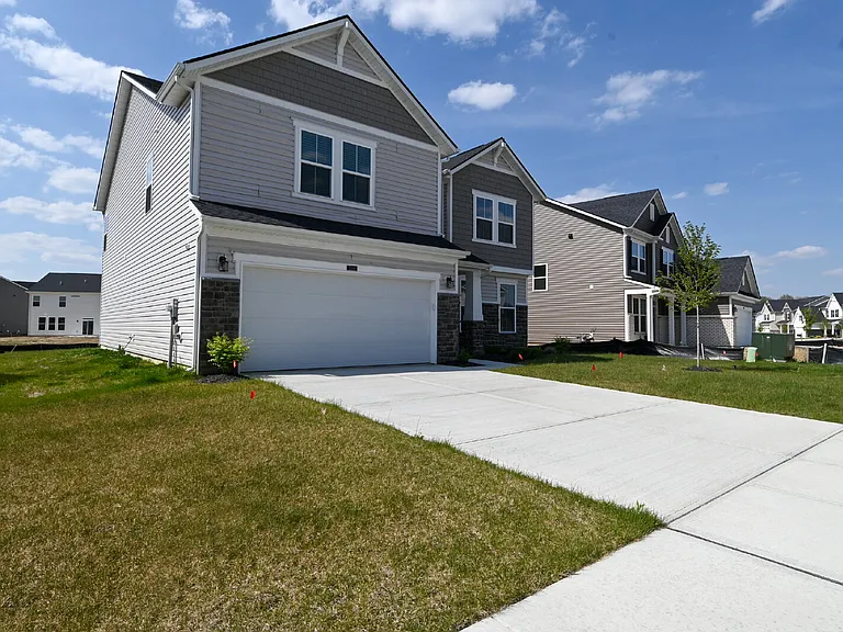 7348 Deerberg Dr — Photo 2