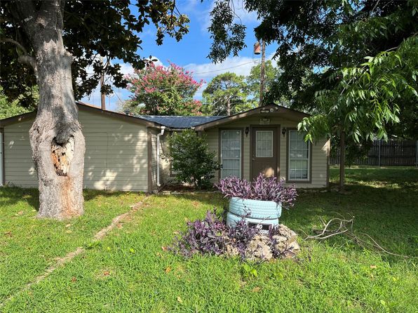 1207 NE Loop 230, Smithville, TX 78957