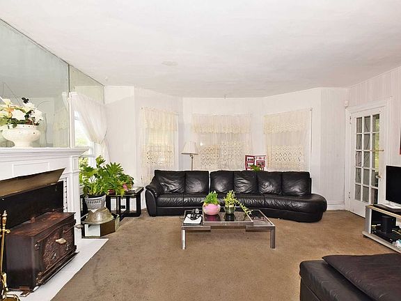 5th image of 127 Bedell St