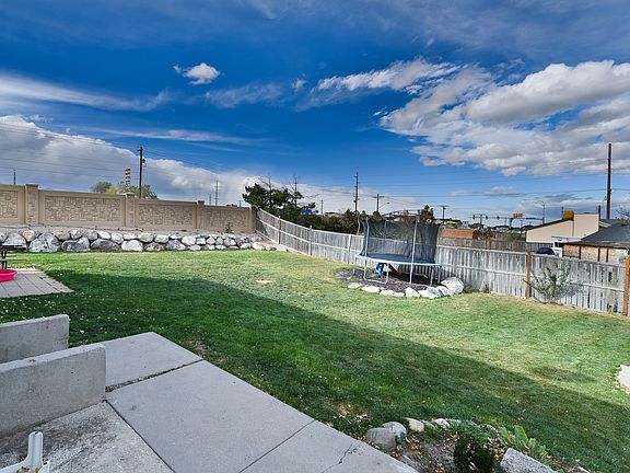 4th image of 5586 W Highwood Dr