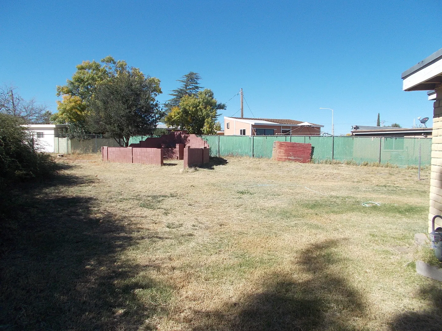 3 Bedroom 2 bath, fenced backyard — Photo 3