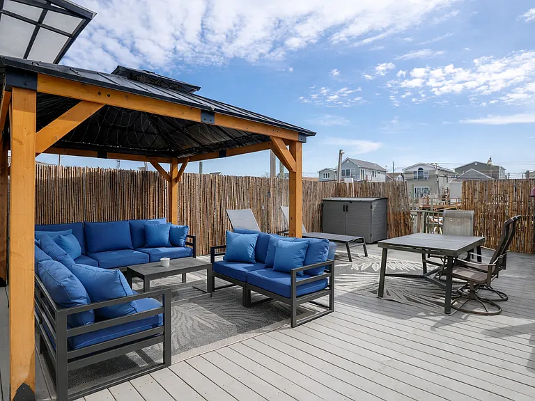 84 Gotham Ave — Photo 4