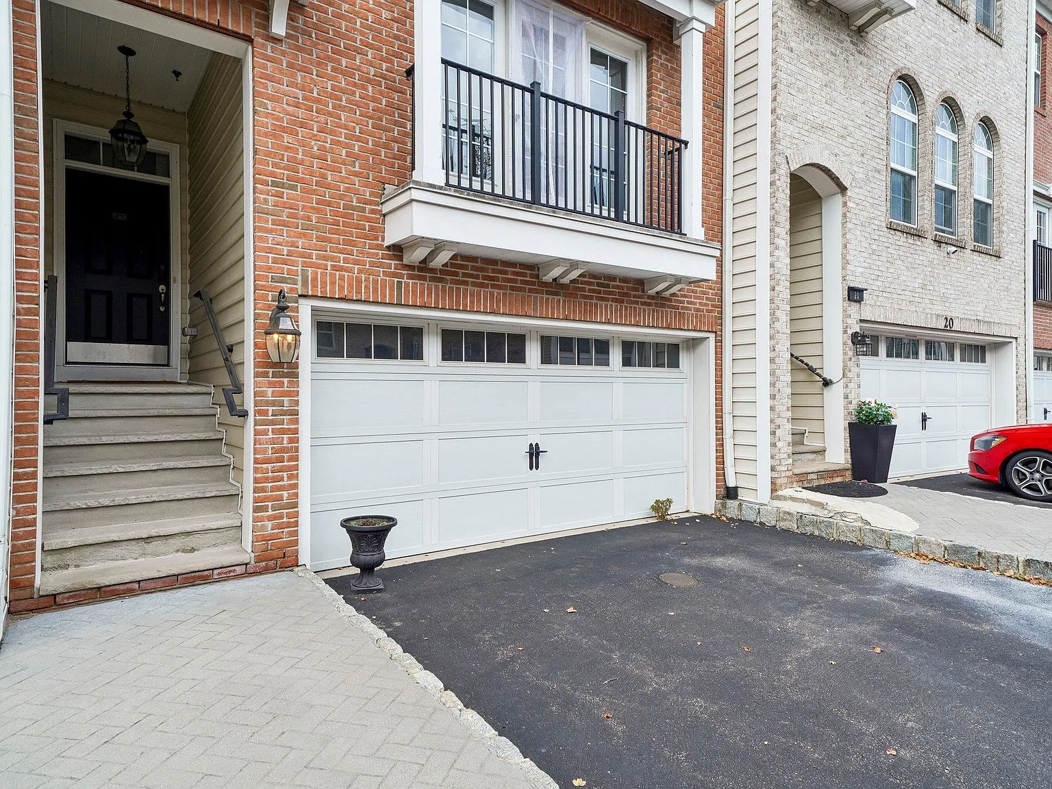 Creekside Court — Photo 2