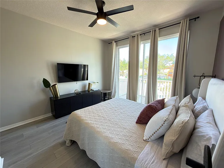 734 Monroe Cir — Photo 22