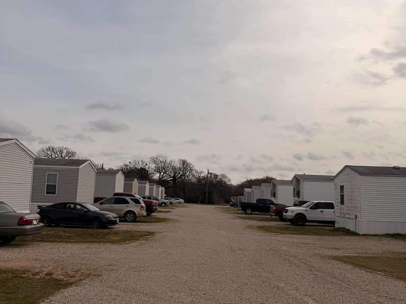 3 bed, 890 sqft, $900 — Photo 2