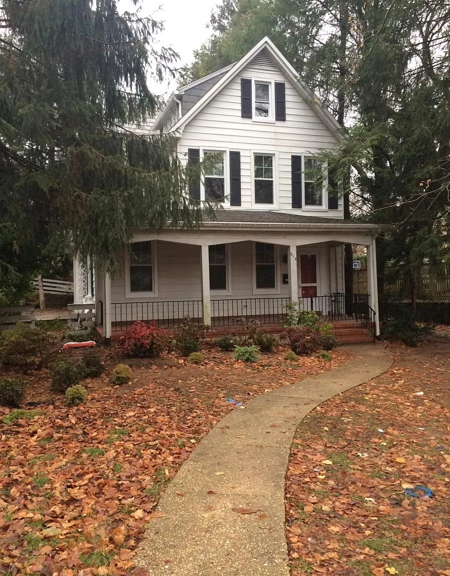 614 E Lake Avenue — Photo 1