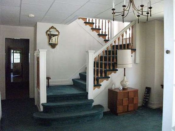 4th image of 825 E Grand Ave