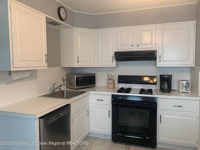 312 Salem Ave — Photo 4