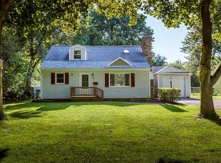 8 Meadow View Dr, Penfield, NY 14526