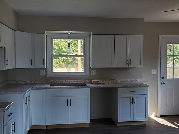 5th image of 64 Bellaire Dr
