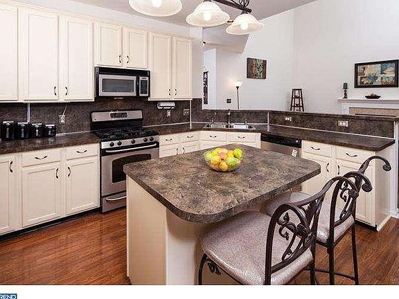 5th image of 214 Hope Ct E
