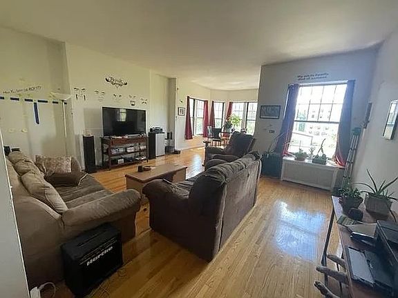 3rd image of 3933 N Pine Grove Ave APT 3S