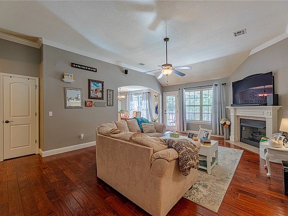 4th image of 6 Coventry Dr