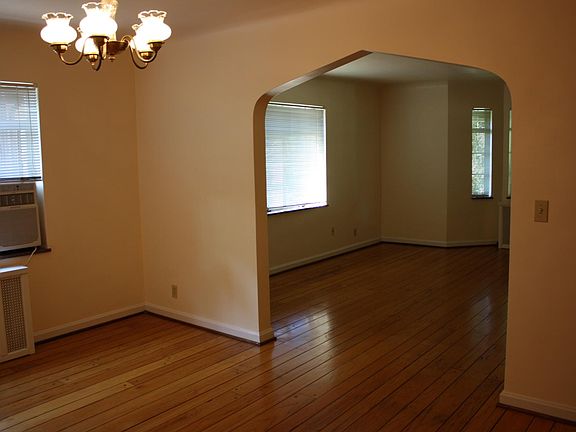Another shot of the dining room. There's also a large pantry closet to the right (not shown)