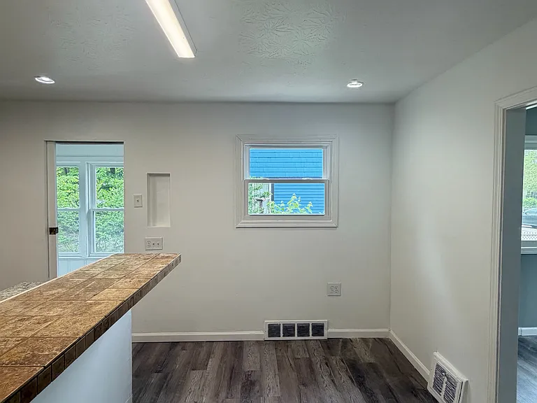 13814 Durkee Ave — Photo 10