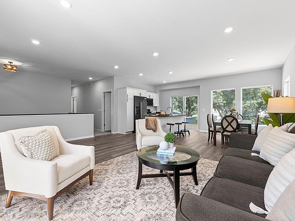 5th image of 102 Bavarian Cir