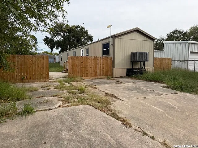 3 bed, 2.0 bath, 1064 sqft, $1,100 — Photo 4