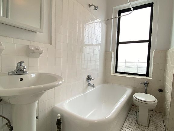 5th image of 2899 Reservoir Ave